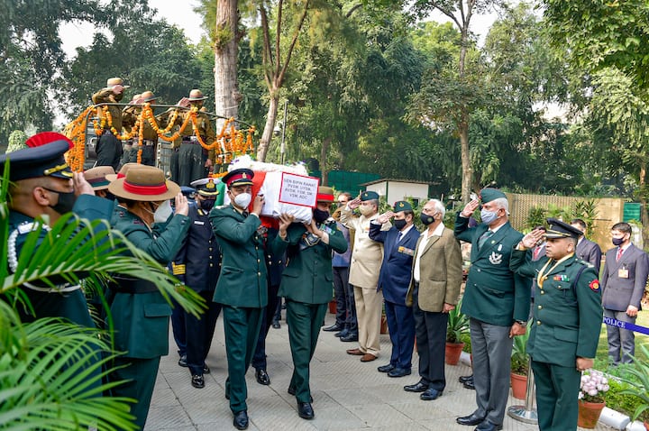 দুপুর ২টো পর্যন্ত শ্রদ্ধা জানাবেন সেনাকর্মী ও আধিকারিকরা। দুপুর ২টোয় সেখান থেকে শুরু হবে জেনারেল রাওয়াতের শেষযাত্রা।