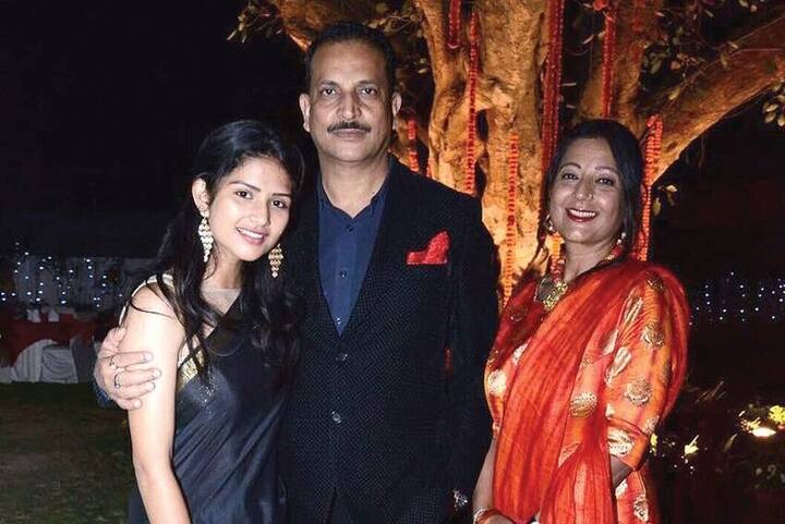 बीजेपी के बड़े नेता राजीव प्रताप रूडी की पत्नी का नाम नीलम है. दोनों की शादी साल 1991 में हुई थी. नीलम भी एयर होस्टेस रह चुकी हैं. तस्वीर में राजीव प्रताप रूडी की बेटी आतिशा और उनकी पत्नी नीलम नजर आ रही हैं.