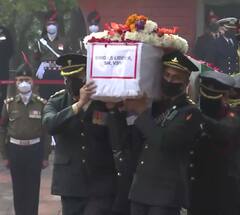 LS Lidder Last Rites: पंचतत्व में विलीन हुए ब्रिगेडियर एलएस लिड्डर, नम आंखों से देश ने दी विदाई- PICS