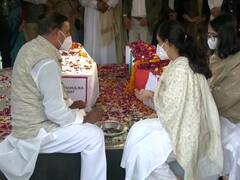 Gen Bipin Rawat Last Rites Live Updates: पंचतत्व में विलीन हुए देश के पहले सीडीएस जनरल बिपिन रावत, बेटियों ने किया अंतिम संस्कार