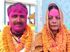 Bihar Panchayat Chunav Result: प्रत्याशियों के विजयी होने पर फूल-माला पहना रहे समर्थक, खुशी में बांटी जा रही मिठाइयां
