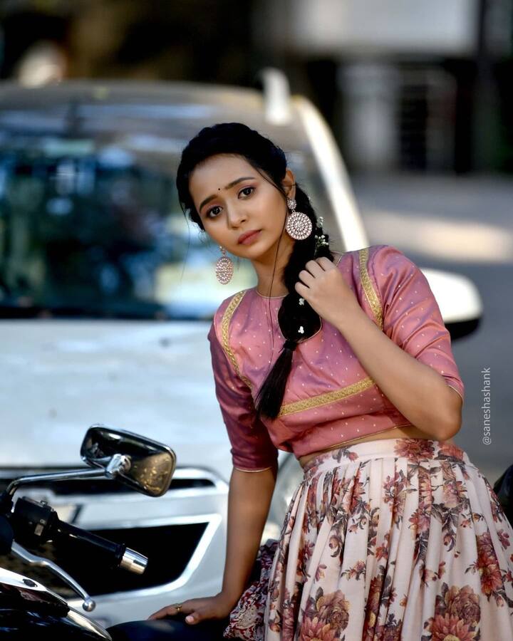 गौरी सोशल मीडियावर भरपूर सक्रिय असते, ती नेहमीच तिचे फोटो चाहत्यांपर्यंत पोहचवत असते.(photo: gaurikulkarni23/ig)