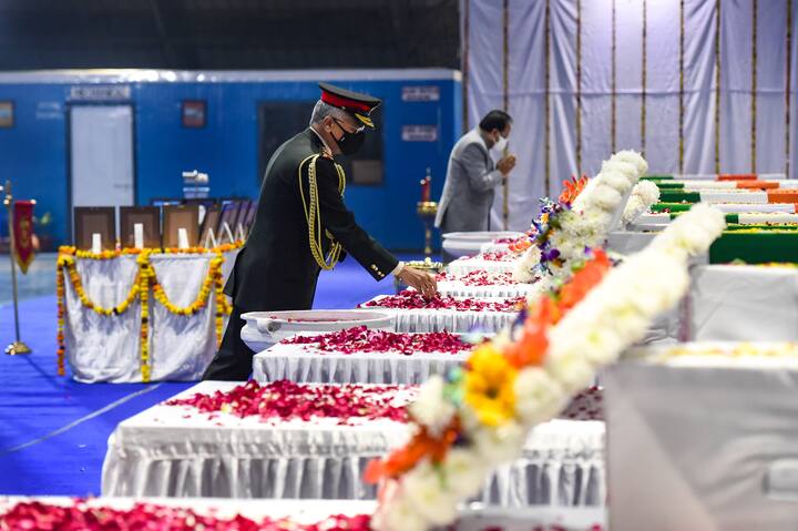 राष्ट्रीय सुरक्षा सलाहकार अजीत डोभाल, नौसेना प्रमुख एडमिरल आर हरि कुमार, एयर चीफ मार्शल ए वी आर चौधरी, रक्षा सचिव अजय कुमार ने भी दिवंगतों को श्रद्धांजलि अर्पित की.