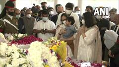 બીપિન રાવતના અંતિમ સંસ્કાર પહેલા બંને પુત્રીઓ અંતિમવાર પિતા-માતને નિહાળવા પહોંચી, આંસુ ભીની આંખે આપી વિદાય, જુઓ ભાવુક કરી દેતી તસવીરો