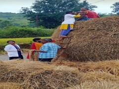 मध्य प्रदेश: कोरोना वैक्सीन के लिए जी तोड़ मेहनत कर रहे स्वास्थ्य कार्यकर्ता, कड़ाके की सर्दी में खेत खलिहान तक जाकर दे रहे टीका