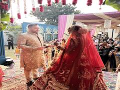 In Pics: राधा-कृष्ण को साक्षी मान एक-दूसरे के हुए तेजस्वी और रेचल, घर पहुंचे तो आरती उतारने के लिए तैयार थीं बहनें