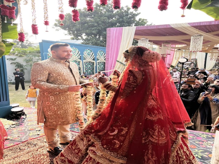 यह तस्वीर जयमाले के वक्त की है. जयमाले के समय तेजस्वी रेचल की आंखों में देखते रहे. वहीं रेचल की नजरें झुकी हैं.