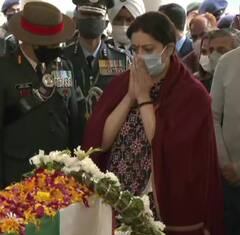 CDS Bipin Rawat: सीडीएस जनरल बिपिन रावत को उनके आवास पर दी गई श्रद्धांजलि, देखें तस्वीरें