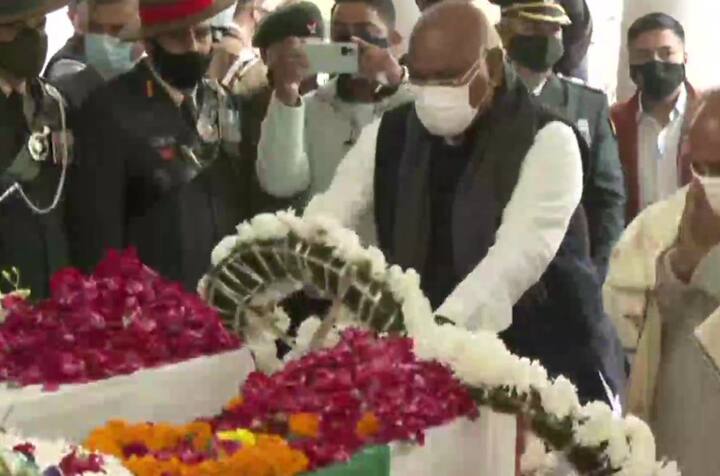 জেনারেল রাওয়াত ও তাঁর স্ত্রী মধুলিকা রাওয়াতকে শেষ শ্রদ্ধা নিবেদন করেন কংগ্রেসের বর্ষীয়ান নেতা মল্লিকার্জুন খাড়্গে।