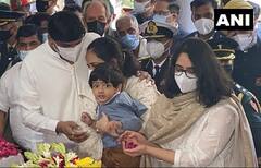 બીપિન રાવતના અંતિમ સંસ્કાર પહેલા બંને પુત્રીઓ અંતિમવાર પિતા-માતને નિહાળવા પહોંચી, આંસુ ભીની આંખે આપી વિદાય, જુઓ ભાવુક કરી દેતી તસવીરો