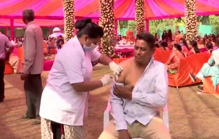 कोरोना वैक्सीन की दूसरी डोज का लक्ष्य पूरा करने के लिए अहमदाबाद नगर निगम ने अनूठी पहली की शुरुआत की है. अहमदाबाद नगर निगम की गुजरात स्वास्थ्य विभाग की टीम ने मैरिज हॉल में शामिल हुए लोगों का कोरोना वैक्सीन सर्टिफिकेट की जांच समेत लोगों का टीकाकरण करना शुरू कर दिया है.