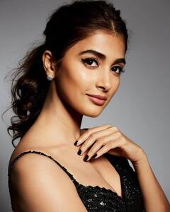 Actress pooja hegde clicks : கருப்பு உடையில் அழகால் மிரட்டியெடுக்கும் பூஜா ஹெக்டே.. இது பீஸ்ட் மோட் போட்டோஷூட்...
