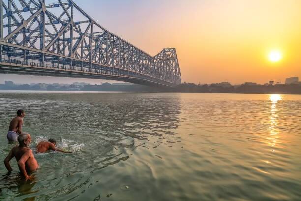 সকালে শুরু হয়েছে কুয়াশার দাপট। যার জেরে কলকাতার অধিকাংশ জায়গায় দৃশ্যমানতা কমে যায়। সকাল থেকে কুয়াশার চাদরে মোড়া ছিল বিভিন্ন জেলাও।