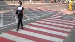 Mumbai : मुंबईत Zebra Crossing नव्या रंगात, पहिल्यांदाच लाल-पांढऱ्या रंगाचे पट्टे