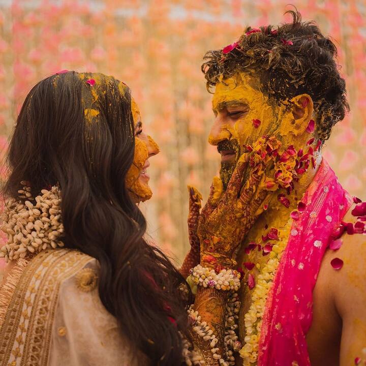 कतरिना कैफ विकी कौशलच्या लग्नाच्या फोटोंना 20 मिनिटांत 1 मिलियन लाइक्स मिळाले होते, आता त्यांच्या हळदीचे फोटो समोर आले आहेत.