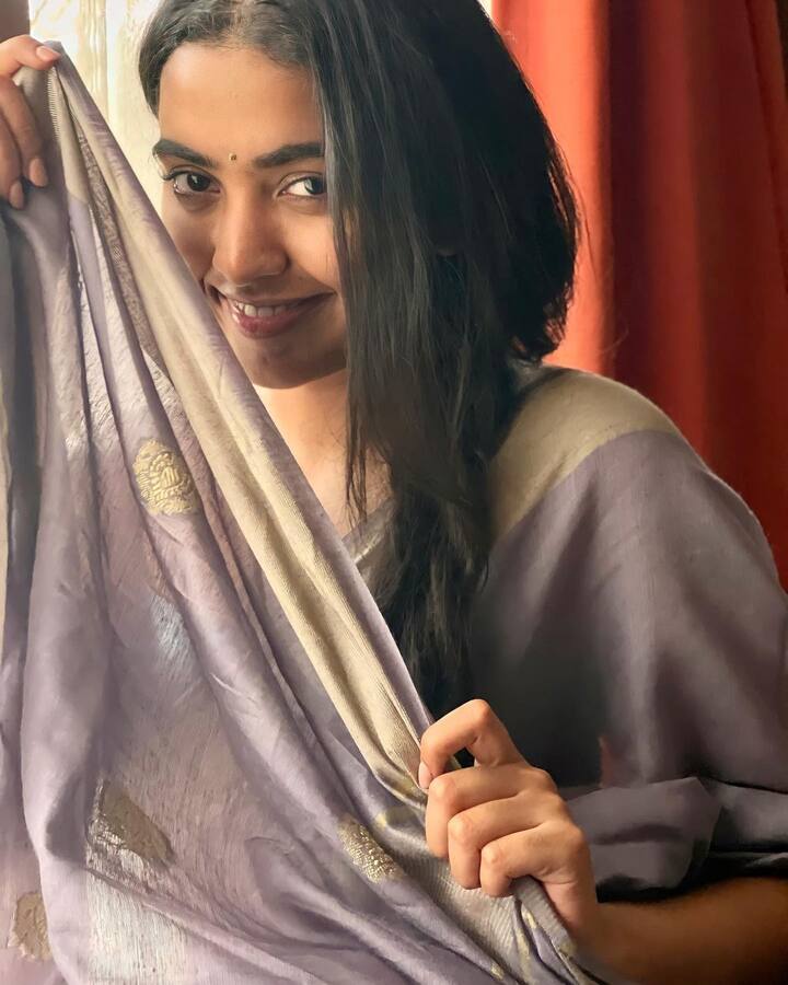ఇటీవల రాజశేఖర్ బంధువుల ఇళ్లలో పెళ్లి జరిగింది. అక్కడ ఈ విధంగా చీరలో సందడి చేశారు శివాత్మికా రాజశేఖర్. (Image Credit: Instagram / Shivatmika Rajasekhar)