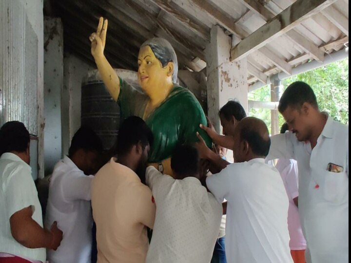 குப்பைத்தொட்டி அருகே மறைந்த முதல்வர் ஜெயலலிதா சிலை - கண்டனம் தெரிவித்து அதிமுக போராட்டம்