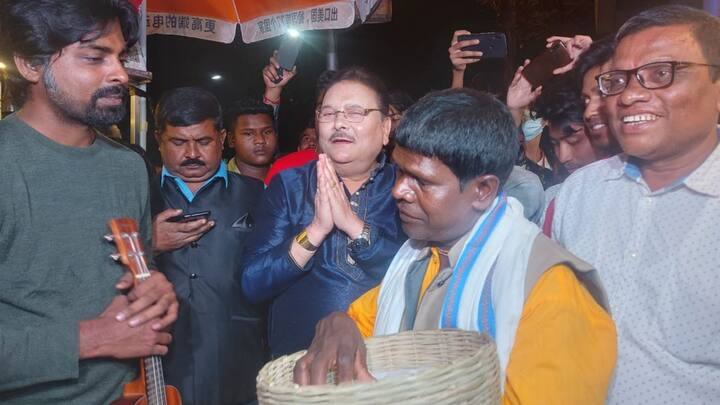 বীরভূমের দুবরাজপুরের ভুবন বাদ্যকরকে দেখা গেল অমল চক্রবর্তীর হয়ে প্রচারে। কাঁচা বাদাম গানও শোনালেন সবাইকে।