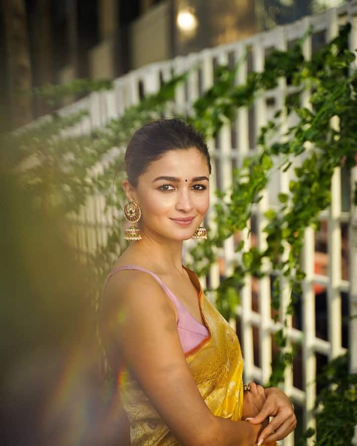सिल्क की साड़ियों का एक बार फिर से फैशन अपने चरम पर है. वेडिंग फंक्शन में कटस्लीव या ट्रेंडी ब्लाउज के साथ सिल्क साड़ी कैरी कर सकते हैं.