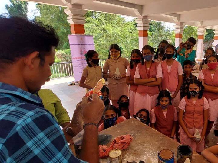 How to make an interloper toy? - Training for students in Thanjavur தலையாட்டி பொம்மை செய்வது எப்படி ? - தஞ்சாவூரில் மாணவர்களுக்கு பயிற்சி