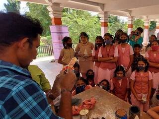 How to make an interloper toy? - Training for students in Thanjavur தலையாட்டி பொம்மை செய்வது எப்படி ? - தஞ்சாவூரில் மாணவர்களுக்கு பயிற்சி