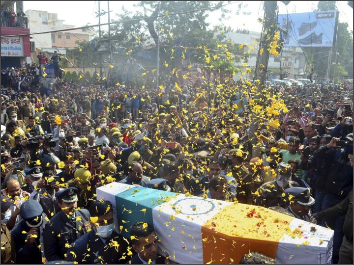 विंग कमांडर चौहान का परिवार 2006 में मध्य प्रदेश के ग्वालियर से आगरा आया था. वह 2000 में वायु सेना में शामिल हुए थे. विंग कमांडर पृथ्वी सिंह चौहान की अंतिम यात्रा के दौरान उन्हें विदाई देने के लिए सड़क पर लोगों का हुजूम उमड़ पड़ा. उन्होंने अधिकारी को अंतिम विदाई देने के लिए फूल बरसाए. उनका पार्थिव शरीर सुबह करीब 10 बजे आगरा हवाई अड्डे पर पहुंचा. केंद्रीय विधि एवं न्याय राज्यमंत्री, आगरा से सांसद एस पी बघेल और भारतीय वायु सेना, पुलिस और प्रशासन के अधिकारियों ने हवाई अड्डे पर उन्हें श्रद्धांजलि दी.