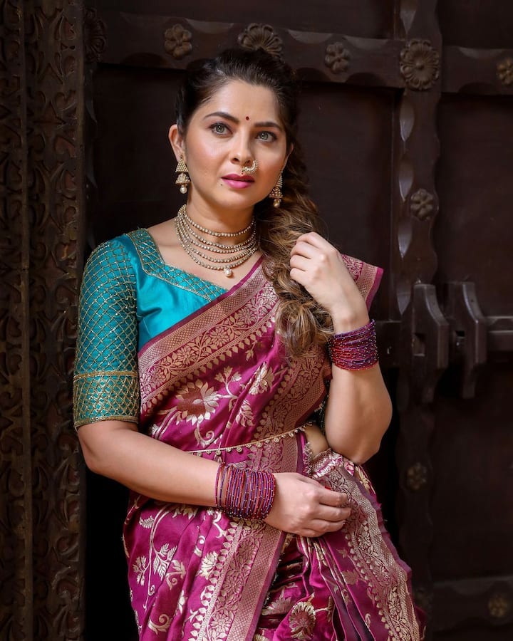 सोनालीचे लुक मधले फोटो नेहमीच आपल्या समोर येत असतात.(photo : instagram @sonalee18588)