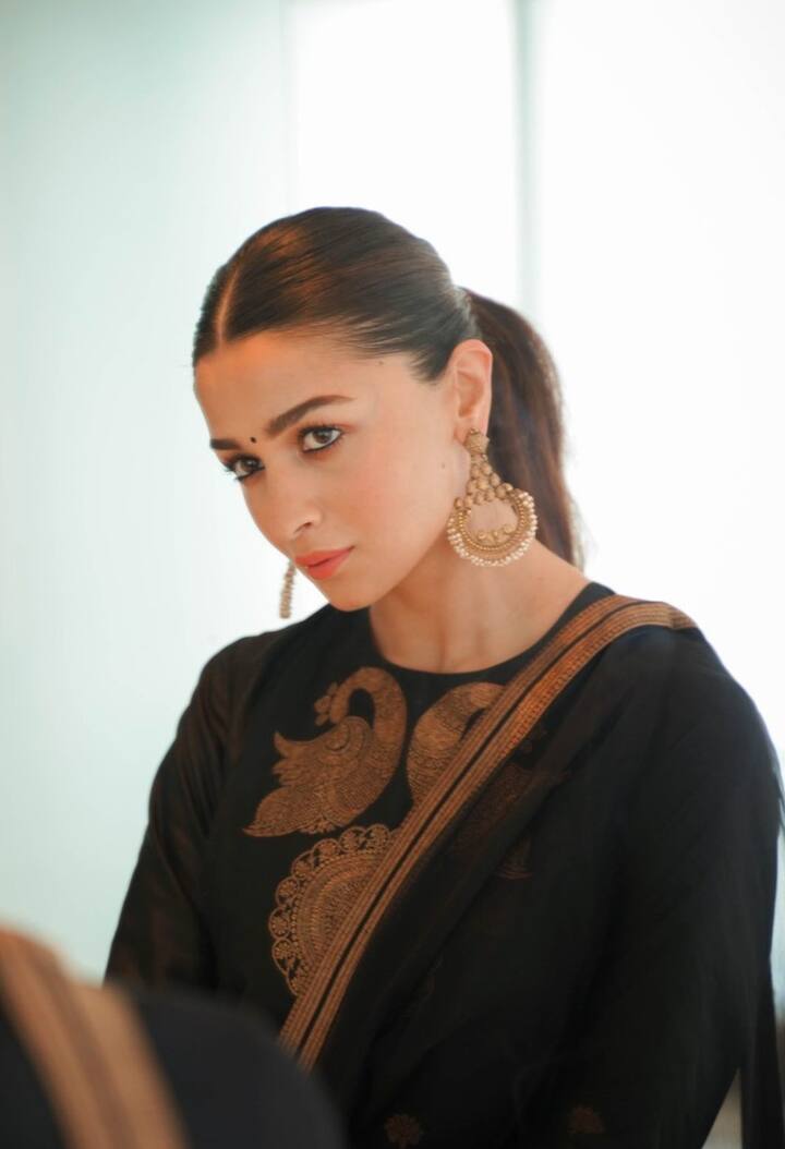 आलिया की ट्रेडिशनल ड्रेसज में फोटोज इंटरनेट पर काफी पसंद की जाती हैं. आलिया भट्ट अक्सर सोशल मीडिया पर अपनी ट्रेडिशनल ड्रेसज में फोटोज शेयर करती रहती हैं.
