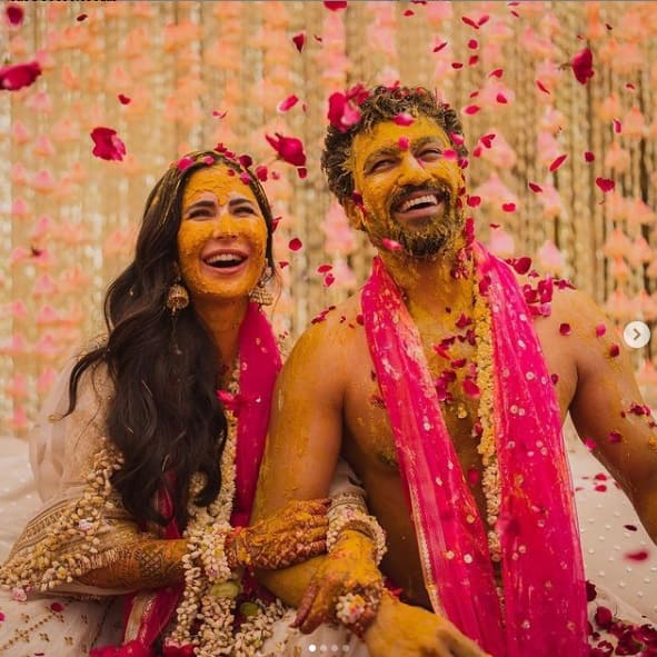 সম্পর্কের কথা মুখে কখনও স্বীকার করেননি ভিকি কৌশল কিংবা ক্যাটরিনা কাইফ। কিন্তু ভিতরে ভিতরে যে এত ভালোবাসা ছিল। তা টের পাওয়া গেল বিয়ে থেকে গায়ে হলুদের ছবি দেখে। অনুরাগীরাও তেমনটাই বলছেন।