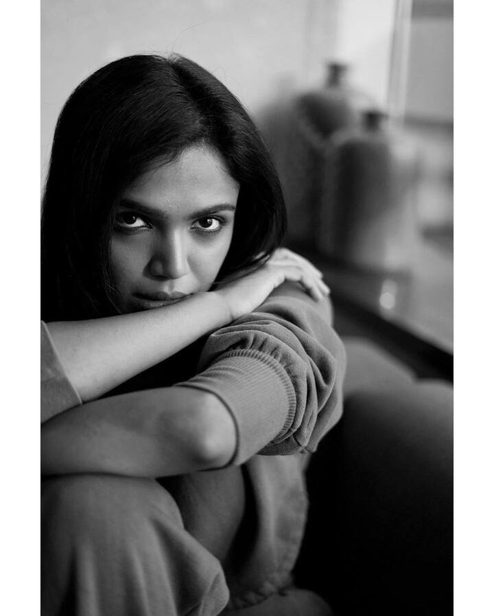 नुकतेच तिने तिचे काही ब्लॅक अँड व्हाईट फोटो शेअर केलेत (photo: shriya.pilgaonkar/ig)