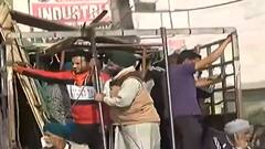 Singhu Border पर बने ईंट के मकान को किसानों ने तोड़ा, देखिए..