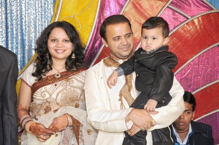 मंदार चांदवाडकर (Mandar Chandwadkar): मंदार को शो में आत्माराम तुकाराम भिड़े के रोल में देखा जाता है और इस किरदार में उन्हें जबरदस्त पॉपुलैरिटी हासिल हुई है. मंदार की पत्नी का नाम स्नेहल है और दोनों का एक बेटा है जिसका नाम पार्थ है.