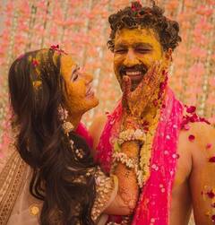 કેટરિના કૈફ અને વિક્કી કૌશલે હલ્દી સેરેમનીના ફોટો ફેન્સ સાથે કર્યા શેર