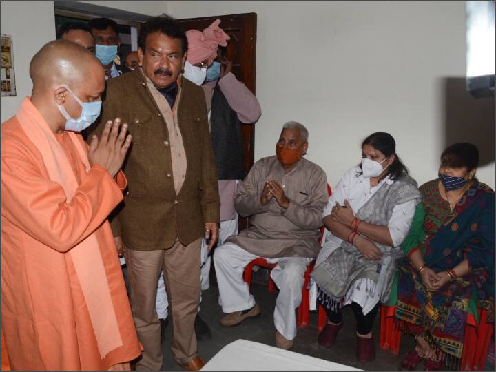 विंग कमांडर पृथ्वी सिंह चौहान के घर उत्तर प्रदेश के मुख्यमंत्री योगी आदित्यनाथ पहुंचे थे. उन्होंने विंग कमांडर के परिवार से मुलाकात की. इसके साथ ही मुख्यमंत्री योगी आदित्यनाथ ने विंग कमांडर के परिवार के किसी एक सदस्य को सरकारी नौकरी और 50 लाख के आर्थिक मदद का भी ऐलान किया है.