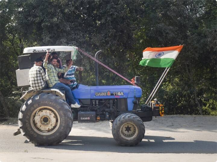 दिल्ली की सीमाओं पर एक साल से अधिक समय से आंदोलन कर रहे किसान अपने तंबू और अन्य संरचनाओं को हटाकर और साजो-सामान को समेटकर शनिवार को ट्रैक्टर ट्रॉलियों और अन्य वाहनों में सवार होकर नाचते- गाते अपने घरों की ओर रवाना हुए. पड़ोसी राज्यों में पहुंचने पर उनका माला पहनाकर तथा मिठाइयां खिलाकर जोरदार स्वागत किया गया. किसानों के घर लौटने के क्रम में शनिवार को फूलों से लदी ट्रैक्टर ट्रॉलियों के काफिले 'विजय गीत' बजाते हुए सिंघू धरना स्थल से बाहर निकले. इस दौरान किसानों की भावनाएं हिलोरें मार रही थीं. सिंघू बॉर्डर छोड़ने से पहले, कुछ किसानों ने 'हवन' किया, तो कुछ ने अरदास तथा ईश्वर को धन्यवाद करके पंजाब, हरियाणा और उत्तर प्रदेश स्थित अपने-अपने घरों की ओर रवाना हुए.