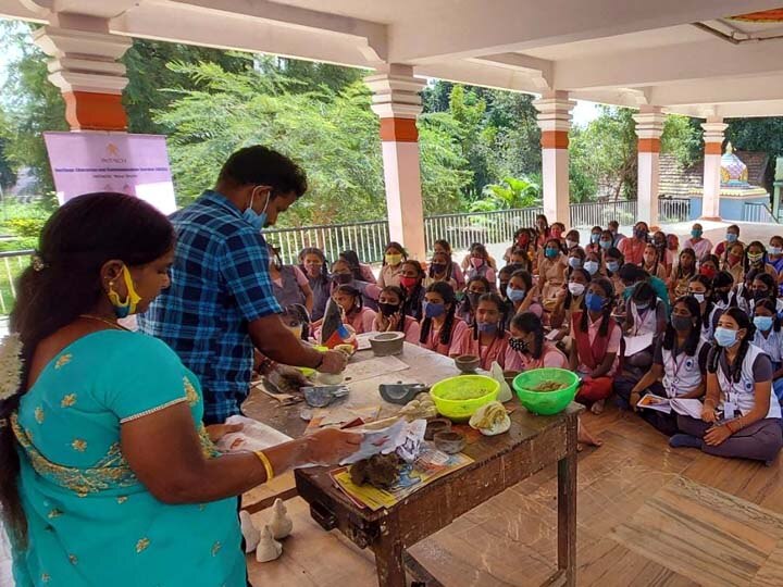 தலையாட்டி பொம்மை செய்வது எப்படி ? - தஞ்சாவூரில் மாணவர்களுக்கு பயிற்சி