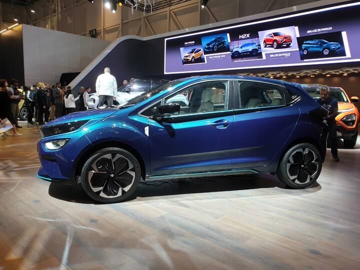 Tata Altroz EV: આપણે ટિગોર EV જોઈ છે પરંતુ ટૂંક સમયમાં Altroz EV પણ જોઈશું. કારણ કે અમે 2020 માં ઑટો એક્સ્પોમાં નજીકનું પ્રોડક્શન ફોર્મ જોયું છે અને તેની કિંમત ટિગોર કરતાં વધુ હશે પરંતુ નેક્સન EV કરતાં ઓછી હશે. Altroz EVની રેન્જ નેક્સોન EV ની પણ નજીક હશે અને તે EV તરીકે એકમાત્ર પ્રીમિયમ હેચબેક હશે.