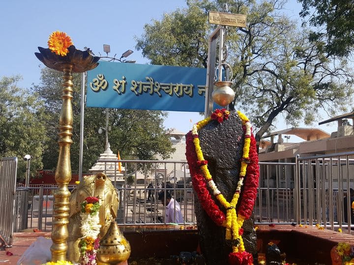 3. मनचाही जगह नौकरी पाने के लिए शनिवार की शाम को घर के मुख्य द्वार पर सरसों के तेल का दीया जलाएं. दीया जलाने के बाद शनि चालीसा और शनि स्तोत्र का पाठ अवश्य करें. इस उपाय को लगातार 3 शनिवार तक करें.