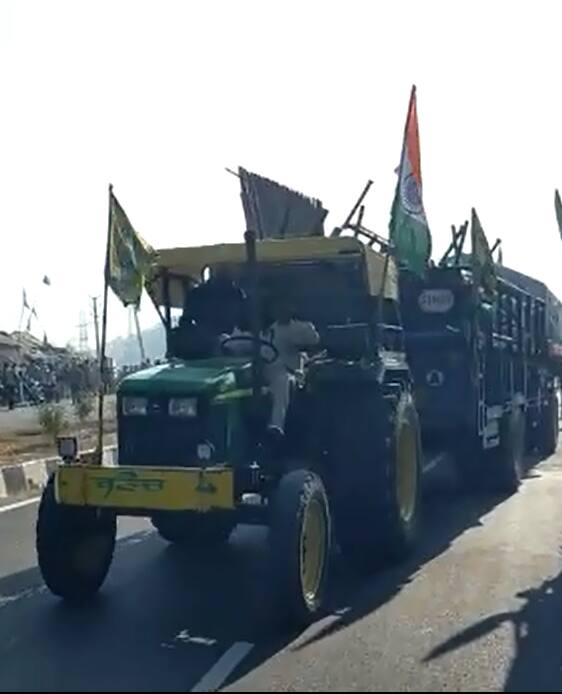 ਪਿਛਲੇ ਇਕ ਸਾਲ ਤੋਂ ਕਿਸਾਨ ਦਿੱਲੀ ਦੇ ਬਾਰਡਰਾਂ 'ਤੇ ਖੇਤੀ ਕਾਨੂੰਨ ਰੱਦ ਕਰਵਾਉਣ ਲਈ ਲਗਾਤਾਰ ਸੰਘਰਸ਼ ਲੜ ਰਹੇ ਸੀ। ਕਿਸਾਨਾਂ ਦੇ ਇਸ ਸੰਘਰਸ਼ ਦਾ ਮੁੱਲ ਪਿਆ ਤੇ ਕੇਂਦਰ ਸਰਕਾਰ ਵੱਲੋਂ ਤਿੰਨੋਂ ਖੇਤੀ ਕਾਨੂੰਨ ਰੱਦ ਕਰ ਦਿੱਤੇ ਗਏ ਜਿਸ ਨਾਲ ਕਿਸਾਨਾਂ ਦੀ ਜਿੱਤ ਹੋਈ।