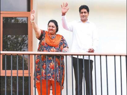 Ex Chief Minister Jayalalitha nephew Deepa Byte at poes garden house ‛அந்த வீடா இது... அத்தையின் கட்டில் கூட காணோம்... சசிகலா என்ன தான் செய்தார்?’ -ஜெ., வீட்டை கைப்பற்றிய தீபா பேட்டி!