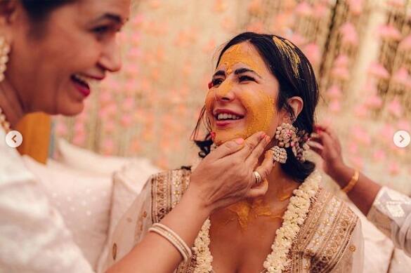 দীর্ঘদিনের জল্পনার অবসান ঘটিয়ে বিবাহবন্ধনে আবদ্ধ হয়েছেন ভিকি কৌশল এবং ক্যাটরিনা কাইফ। বিয়ের আগে পর্যন্ত একেবারে মুখ বন্ধ রাখলেও, বিয়ের পরেই ছবি শেয়ার করেন সোশ্যাল মিডিয়ায়।