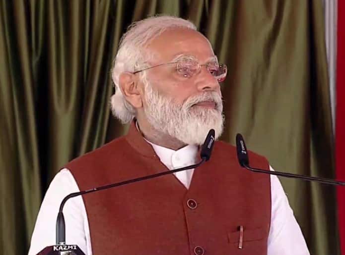 PM Narendra Modi in UP: PM Modi inaugurates the Saryu Nahar National Project in Balrampur PM Modi in UP: पीएम मोदी का अखिलेश पर हमला, कहा- कुछ लोगों की प्राथमिकता सिर्फ फीता काटना, लेकिन हमारी योजनाओं को पूरा करना