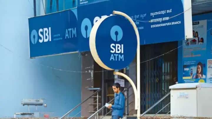 SBI banking update: তবে এই প্রথমবার নয়। অতীতেও গ্রাহকদের সুবিধার্থে বহু বার নিজেদের অফিশিয়াল ট্যুইটার হ্যান্ডেলে বিভিন্ন বিষয় সামনে এনেছে ব্যাঙ্ক কর্তৃপক্ষ। সম্প্রতি ব্যাহ্ক জানিয়েছে, বাইক বা স্কুটার কিনতে এবার থেকে আর ব্যাঙ্কে যাওয়ার ঝক্কি পোহাতে হবে না গ্রাহকদের। SBI YONO App-এর মাধ্যমেই এই প্রি-অ্যাপ্রুভড লোন নিতে পারবেন তাঁরা। ট্যুইটে SBI লিখেছে, ''আপনার স্বপ্নের সওয়ারির জন্য প্রস্তুত হোন। ইয়োনোর মাধ্যমে প্রি-অ্যাপ্রুভড টু-হুইলার লোন নিন।'' নতুন এই লোনের ক্ষেত্রে প্রতি ১০,০০০ টাকায় ২৫৬ টাকার EMI দিতে হবে গ্রাহককে।