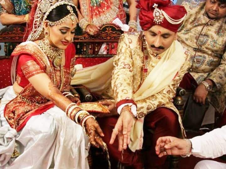 दिशा वकानी (Disha Vakani): दिशा ने शो में दयाबेन के किरदार को जबरदस्त पहचान दी है. 2015 में दिशा तब सुर्खियों में आई थीं जब उन्होंने गुजरात के चार्टर्ड अकाउंटेंट मयूर पाड़िया से शादी की थी. इसके बाद दिशा 2017 में एक बेटी की मां बनीं और उसके बाद उन्होंने शो छोड़ दिया.