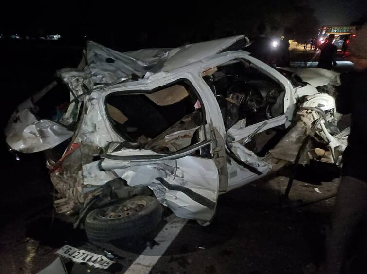 accident between two car on dwarka limdi highway , 4 people died અમદાવાદથી દ્રારકા દર્શનાર્થે જતાં પરિવારને નડ્યો અકસ્માત,  લીંબડી હાઇવે પર 2 કાર વચ્ચે  સર્જાયો ભંયકર અકસ્માત,  4 લોકોના મોત