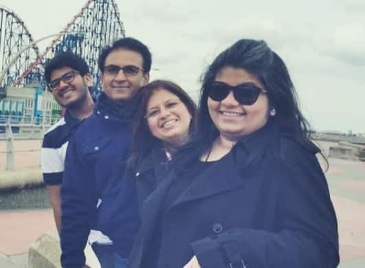 दिलीप जोशी (Dilip Joshi): तारक मेहता का उल्टा चश्मा के सबसे पॉपुलर किरदार जेठालाल को निभाने वाले दिलीप जोशी की पत्नी का नाम जयमाला जोशी है. दोनों ने 20 साल पहले शादी की थी. अब ये एक बेटा और एक बेटी के पेरेंट्स हैं. बेटी की हाल ही में शादी हुई है.