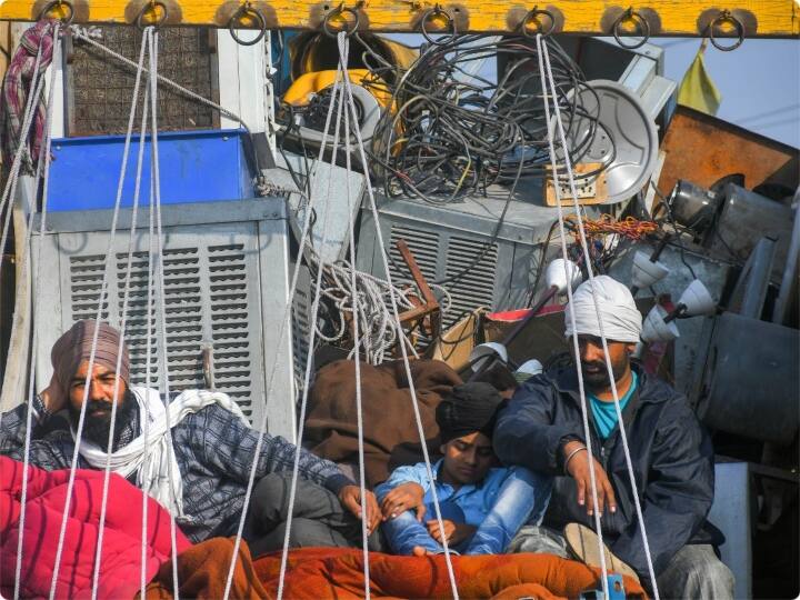 राष्ट्रीय राजमार्गों पर टॉल प्लाजा और अन्य स्थलों पर किसानों के स्वागत की तैयारियां की गई हैं. संयुक्त किसान मोर्चा का मुख्यालय शनिवार को वीरान नजर आ रहा था. इस बीच किसान नेताओं ने कहा कि वे 15 जनवरी को एक बार फिर बैठक करके यह समीक्षा करेंगे कि सरकार ने उनकी मांग पूरी की या नहीं. मुख्य रूप से पंजाब, हरियाणा और उत्तर प्रदेश के किसान, तीन केंद्रीय कृषि कानूनों के विरोध में और इन कानूनों को वापस लिये जाने की मांग को लेकर पिछले साल 26 नवंबर को बड़ी संख्या में यहां एकत्र हुए थे.