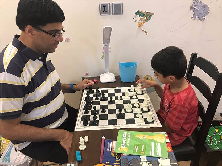 विश्वनााथन आनंदला आतपर्यंत अनेक पुरस्कारानै सन्मानित करण्यात आले आहे. त्यामध्ये भारत सरकारचा खेळ पुरस्कार - अर्जुन अवॉर्ड (1985), पद्मश्री (1987), पद्मभूषण (2000) आणि पद्मविभूषण (2007) हे पुरस्कार दिले आहेत.(Photo Tweeted By @vishy64theking)