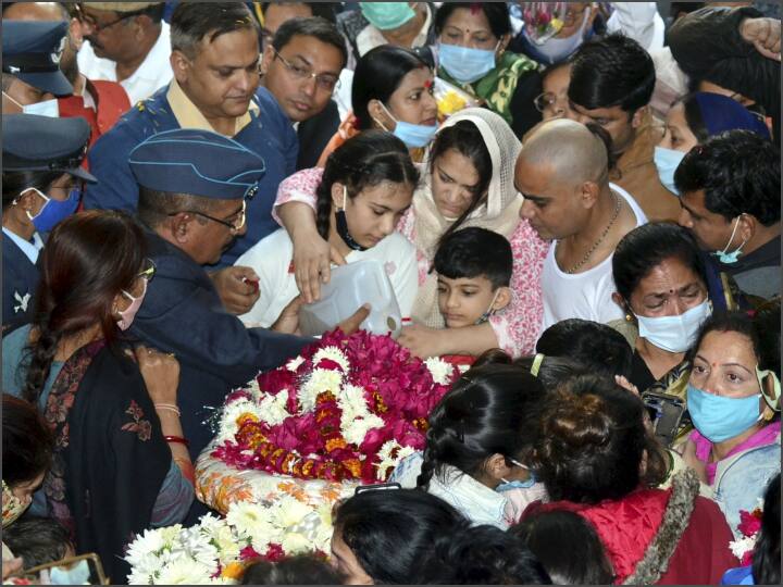 हवाई अड्डे से पार्थिव शरीर को सरन नगर ले जाया गया.सरन नगर में पार्थिव शरीर के पहुंचते ही जनसैलाब उमड़ पड़ा. यहां बड़ी संख्या में मौजूद युवा और शहर भर के लोगों ने 'भारत माता की जय', 'जब तक सूरज चांद रहेगा, पृथ्वी तेरा नाम रहेगा' के नारे लगाने शुरू कर दिए. वायु सेना के कर्मी शहीद विंग कमांडर पृथ्वी सिंह चौहान के पार्थिव शरीर को उनके घर लेकर पहुंचे.