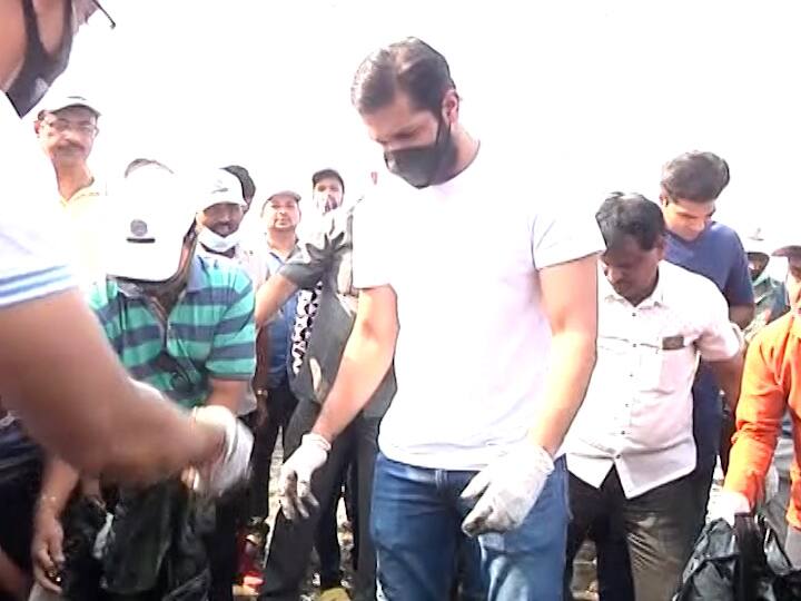 यावेळी नागरिकांकडून समुद्र किनाऱ्याजवळील साधारणपणे १० बॅग्ज एवढा कचरा काढण्यात आला आहे.